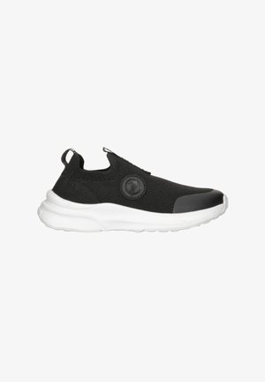 Sneaker slip-on nero con tomaia in maglia, suola spessa bianca, linguette sul tallone e sulla lingua, e toppa rotonda con logo nero sul lato.