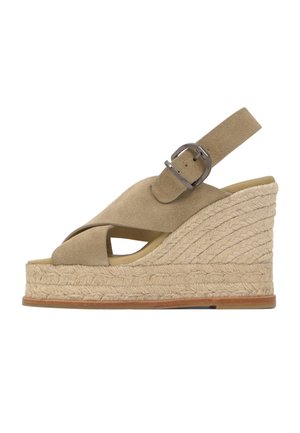 Sandalia de cuña de ante beige con tiras cruzadas, suela plataforma de cuerda tejida y correa de tobillo ajustable con hebilla metálica.