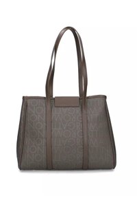 Borsa a tracolla marrone con motivo a monogramma, robusti manici doppi e base piatta. Realizzata in materiale testurizzato con una forma strutturata.