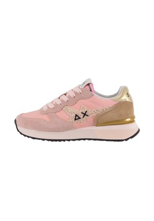 Scarpa da ginnastica rosa e beige con logo a saetta glitterato, lacci rosa chiaro, dettaglio dorato sul tallone e suola nera testurizzata vista di lato.