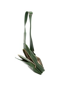 Borsa a spalla verde in pelle con finitura lucida, dotata di due scomparti con zip, tracolla regolabile e dettagli in metallo dorato.