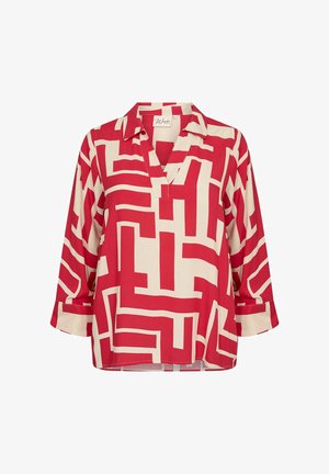 Czerwona i kremowa bluzka z geometrycznym wzorem, z kołnierzykiem typu notch, rękawami o długości trzy czwarte oraz luźnym krojem. Gładka struktura materiału.