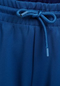 Pantalones cortos de tela azul con cintura elástica, con un cordón en un tono a juego y textura suave.