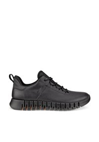 Sort tekstureret læder sneaker med unik segmenteret sål, snørebånd foran, polstret krave og træksnor ved hælen, vist i profil.
