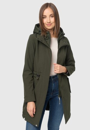 Veste verte olive avec une capuche, dotée d'une fermeture éclair, de cordons ajustables et de poches latérales ; fabriquée en matériau doux et texturé.