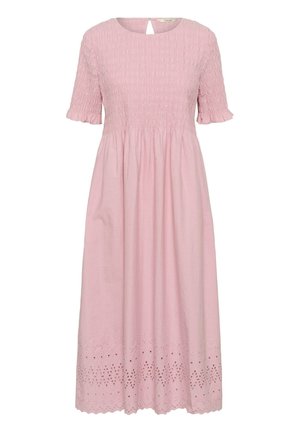 Robe rose mi-longue avec corsage smocké, manches courtes à volants, encolure ronde et broderie ajourée le long de l'ourlet.