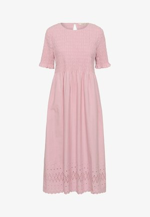 Robe rose mi-longue avec corsage smocké, manches courtes à volants, encolure ronde et broderie ajourée le long de l'ourlet.