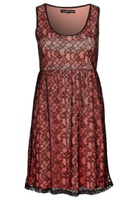 Czerwona sukienka koronkowa z kwiatowym wzorem, bez rękawów, z okrągłym dekoltem i czarną lamówką u dołu. Lekka, przezroczysta tekstura.