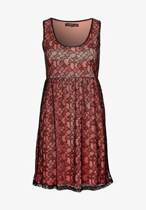 Abito rosso in pizzo con motivo floreale, design senza maniche, scollatura rotonda e bordo nero all'orlo. Leggero, con una texture trasparente.