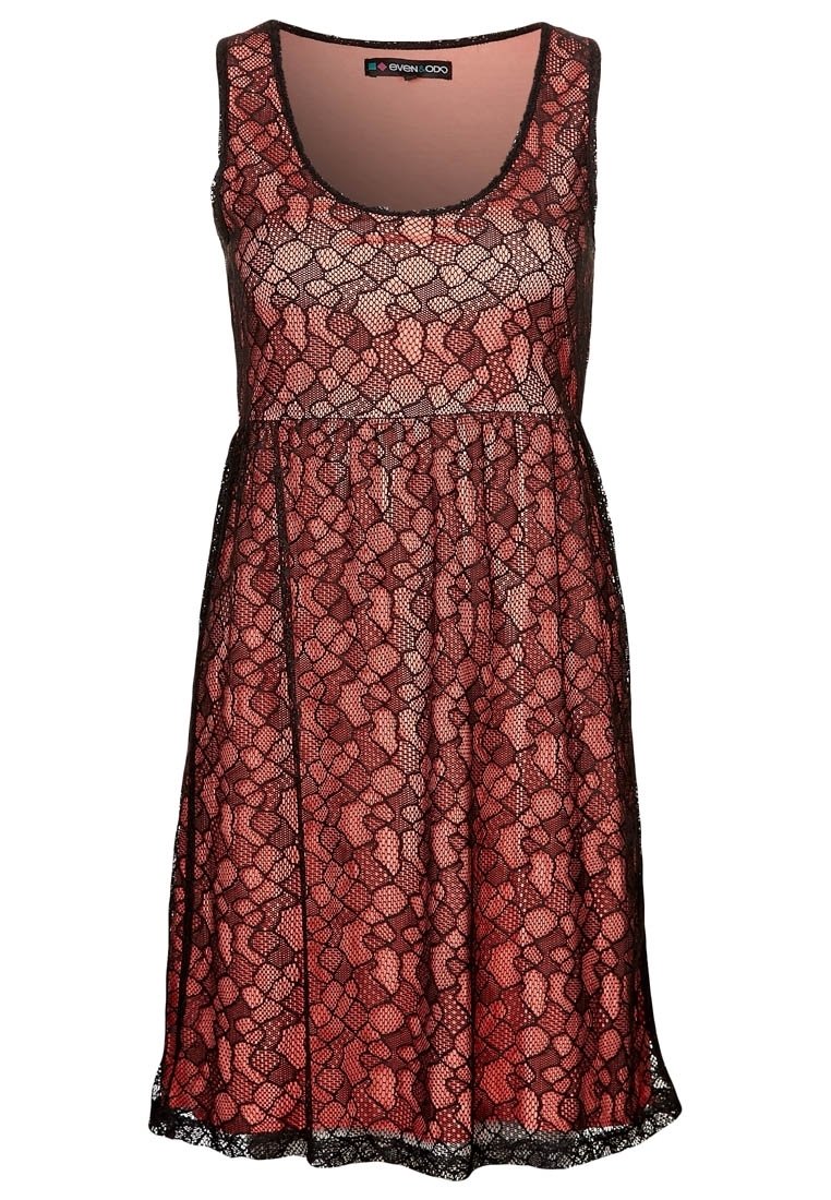 Czerwona sukienka koronkowa z kwiatowym wzorem, bez rękawów, z okrągłym dekoltem i czarną lamówką u dołu. Lekka, przezroczysta tekstura.