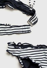 Bikini zgornji del s črtami v temno modri in beli barvi, z rebrasto teksturo, nabrano obrobo, nastavljivimi naramnicami in kovinsko sponko za zapiranje.