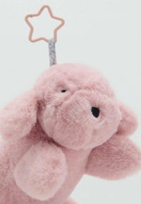 Roza plišasta igrača v obliki psa z mehkim krznom, okroglo telo in kratkimi okončinami. Ima plastično sponko v obliki zvezde na vrhu in črne šivane oči.