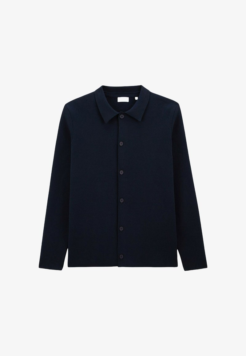 Gilet boutonné bleu marine avec col plat, manches longues et tissu en tricot texturé. Doté de six boutons assortis sur le devant.