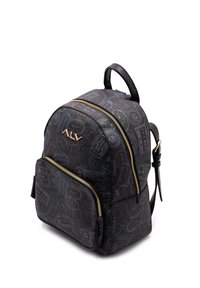Zaino nero con grafiche a tema viaggio, cerniera dorata e logo. Dispone di una tasca frontale e spallacci imbottiti, realizzato in materiale resistente.