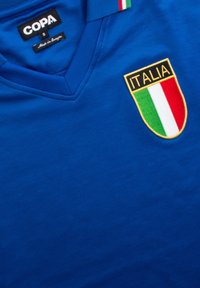Blaues Sporttrikot mit italienischem Wappen in Grün, Weiß und Rot und einem COPA-Größe Small-Etikett im Kragen.
