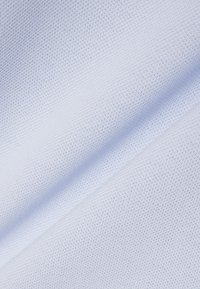 Hellblauer Stoff mit einer glatten, leicht strukturierten Oberfläche. Das Gewebe ist gleichmäßig gewebt und vermittelt einen weichen und atmungsaktiven Eindruck.