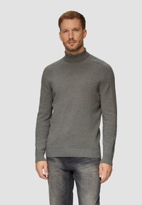 Grijze coltrui gemaakt van een zachte stof, met geribbelde manchetten en zoom, een aansluitend ontwerp en minimale naden.