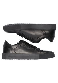 Černé kožené tenisky s hladkým povrchem, nízkým designem, zaoblenou špičkou a silnou gumovou podrážkou s cikcak vzorem. Akcentované logo.