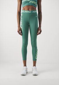 Nike Performance Leggingek - bicoastal/vapor green/white