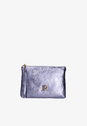 Metalen paarse rechthoekige clutch met een gouden JR-logo en een ritssluiting met bijpassende riem tegen een witte achtergrond.