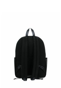 Sac à dos noir de forme arrondie, en tissu rembourré, avec des bretelles ajustables. Dispose d'une poignée supérieure et de détails en mesh sur les côtés.