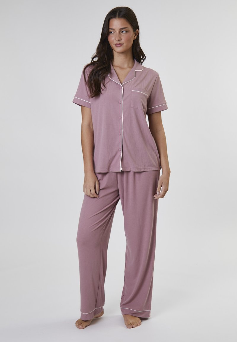 Conjunto de pijama de mezcla de algodón, de mangas cortas y con botones en suave color malva, con ribete blanco y un bolsillo en el pecho; pantalones de pierna ancha con cintura elástica.