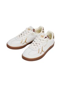 Baskets en cuir blanc avec accents dorés, languette texturée et semelle en caoutchouc naturel. Design à lacets avec un marquage subtil sur le côté.