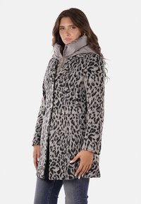 Abrigo de estampado de leopardo en tonos grises con cuello acolchado metálico gris desmontable; cuenta con un cierre de botones y bolsillos laterales.