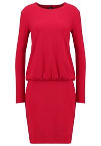 Robe rouge à manches longues, décolleté rond, avec un détail de taille froncé, présentant une texture lisse et une coupe ajustée.