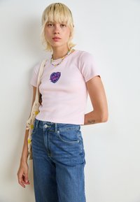 Santa Cruz HEART WREATH MINI FRONT - T-shirts med print - rose quartz