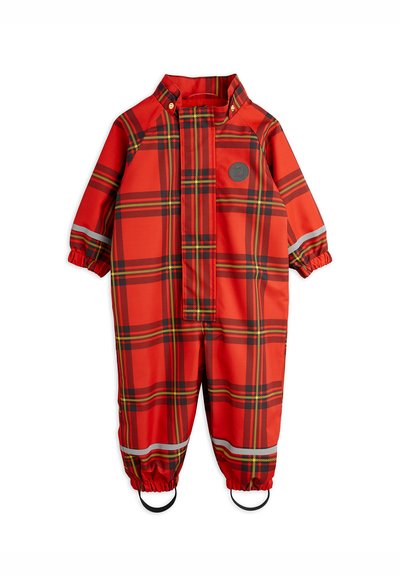 Overol impermeable rojo con patrón de tartán negro y amarillo; cuenta con puños elásticos, franjas reflectantes y cierre a presión en el cuello.