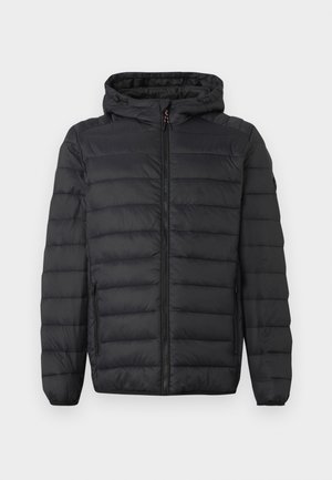 Giubbotto nero in stile puffer con cappuccio, caratterizzato da un design trapuntato, zip frontale e tasche laterali. Realizzato in materiale leggero e isolante.