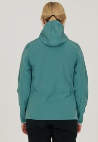 Sinitu pehmealt nahast jope, millel on sobiv kapuuts, elastsed mansetid ja tugevdatud paneelid varrukatel. Sile tekstuur, minimalistlik disain.