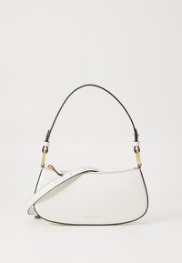 Borsa in pelle bianca con forma curvata, rifiniture nere, tracolla regolabile e dettagli in metallo dorato. Caratterizzata da una chiusura con zip e un logo.