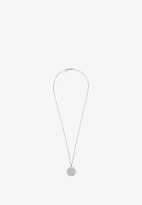 Collar de plata con una cadena fina y un colgante redondo que presenta un diseño texturizado y perforado. Minimalista y ligero.