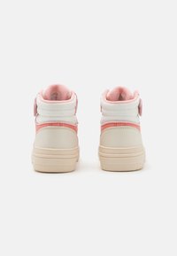 Hoge sneakers met witte leer en roze accenten, afgeronde vorm, textuur voering en klittenbandsluiting.