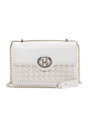 Witte leren crossbodytas met geweven textuur aan de voorzijde, ovale zilveren draaiknopsluiting en goudkleurige kettingband.