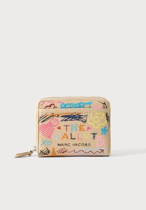 Béžová kožená peňaženka Marc Jacobs s farebnými náčrtkami, srdiečkami, kvetmi a textom "THE WALLET" na prednej strane so zipsom.