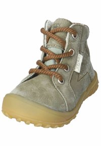 Světle zelená semišová kotníková bota s hnědými tkaničkami, kulatou špičkou a flexibilní gumovou podrážkou. Má strukturovaný povrch a dekorativní prošívání.