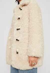 ONLY Petite Abrigo de invierno - beige