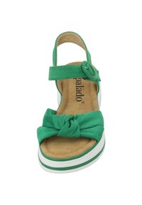 Sandalo verde in suede con fronte annodato, cinturino alla caviglia regolabile e suola bianca con strisce verdi. Soletta imbottita marrone.