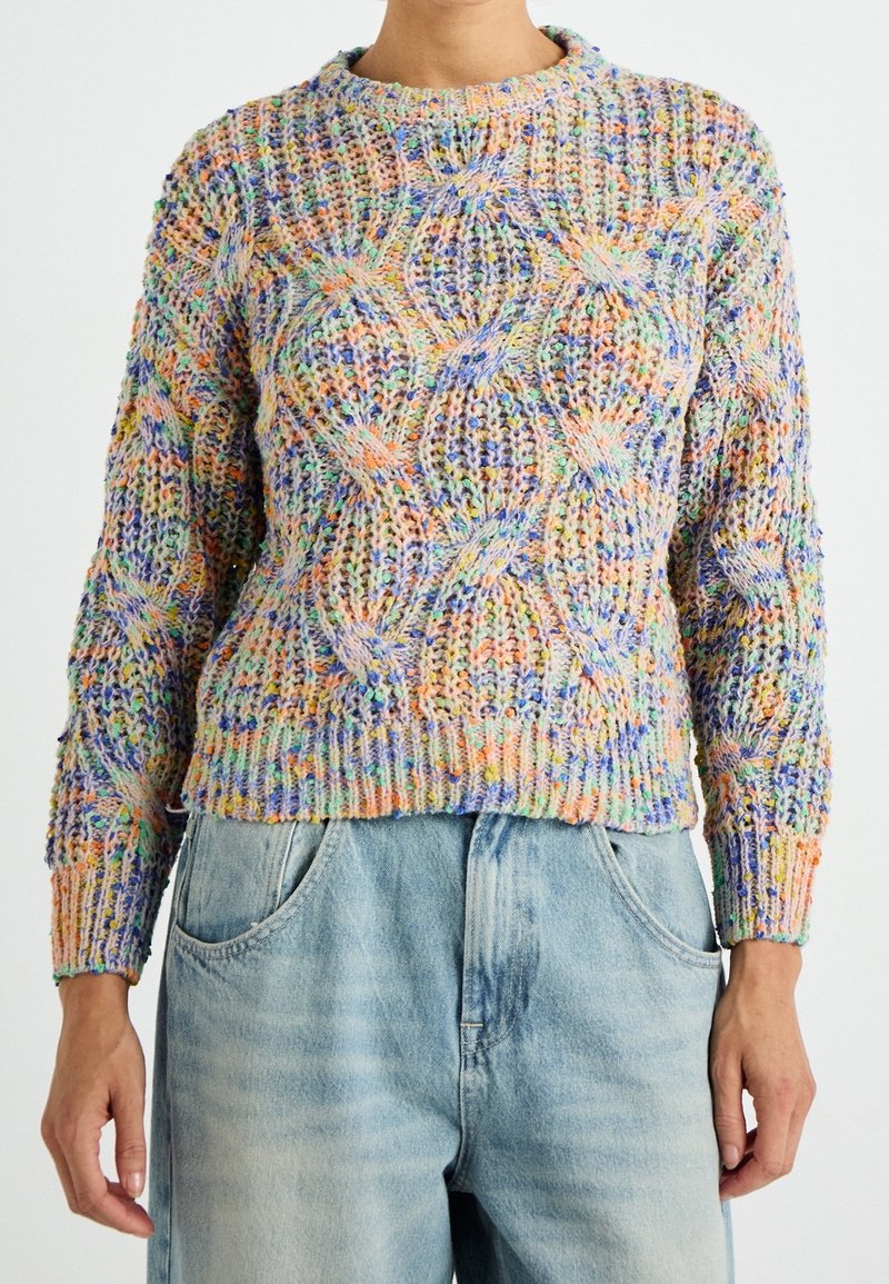 Bunter gestrickter Pullover mit strukturiertem Muster und geripptem Ausschnitt, in den Farben Pink, Blau, Grün und Orange, kürzere Passform.