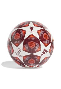 Čempionų lygos futbolo kamuolys, turintis baltą pagrindą su raudonais ir oranžiniais raštais šešiakampiais ir logotipais, blizgus paviršius ir siūlų tekstūra.