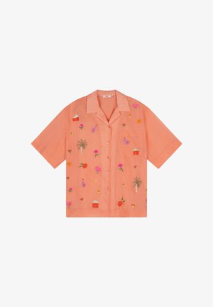 Koraalroze overhemd met korte mouwen en knopen, met een kraag, bedrukt met geborduurde bloemen, palmbomen en kleine rode en witte huisjes.