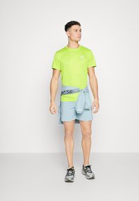 ASICS CORE TOP - T-shirt de sport - lime zest