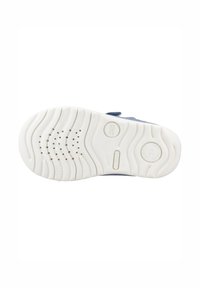 Sole di sneakers blu con una base in gomma bianca testurizzata, caratterizzata da perforazioni per la traspirabilità e dettagli del logo in rilievo.