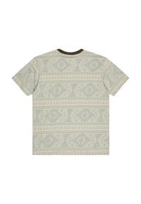 Camiseta de algodón de manga corta, base beige claro, patrones geométricos azules intrincados y un cuello acanalado marrón.