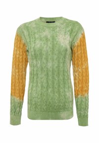 Cable-knit trui met een groene basis en gele-oranje mouwen. Kenmerken zijn geribbelde boorden en een ronde halslijn; zachte textuur met een tie-dye effect.