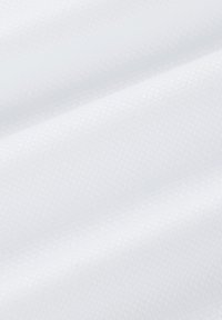 Biały materiał o delikatnej, kratkowej fakturze, z miękkimi, gładkimi włóknami i matowym wykończeniem, tworzący łagodne fałdy i drapowania.