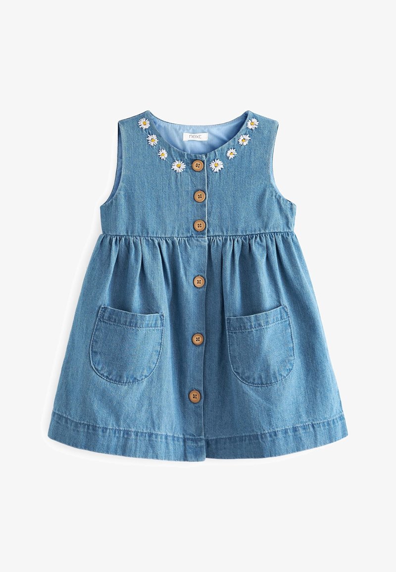 Robe en jean bleu sans manches avec boutons en bois sur le devant, deux poches et une broderie de marguerites autour de l'encolure.